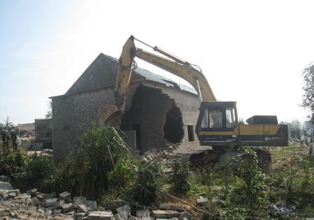  Một ngôi nhà xây trái phép chờ đền bù bị lực lượng chức năng phá bỏ