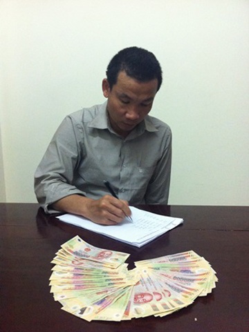 Bị bắt vì mua bao thuốc lá bằng tiền giả - 1 Tên Hải và số tiền giả bị công an thu giữ trong vụ án