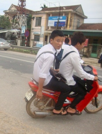 Hai học sinh trường THPT Nguyễn Huệ ngang nhiên vi phạm luật giao thông