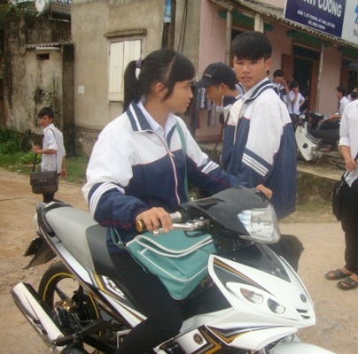 Nữ sinh đi xe phân khối lớn, không đội MBH.