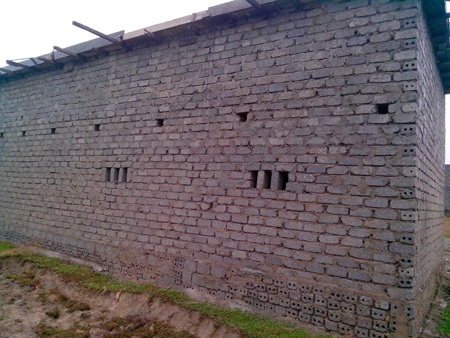 Một ngôi nhà được xây vội để chờ tiền đền bù nên trông như... cái lò gạch