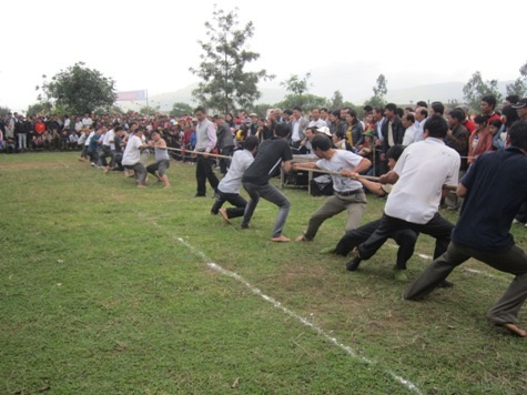 Mở đầu phần hội là các trò chơi dân gian như kéo co, chọi gà