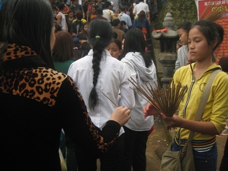 Phát hương miễn phí cho du khách_điểm mới trong mùa lễ hội năm nay