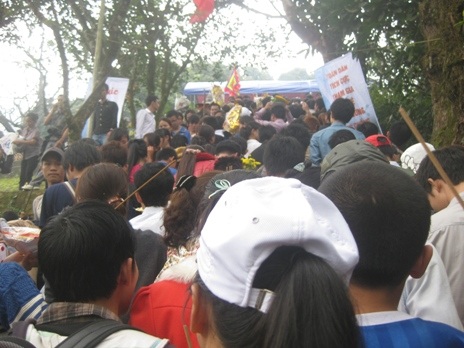 Nhọc nhằn mang lễ vào chùa