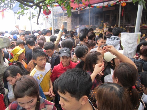 Và sờ đầu hổ để cầu cho một năm may mắn...