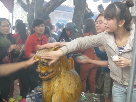 Và sờ đầu hổ để cầu cho một năm may mắn...