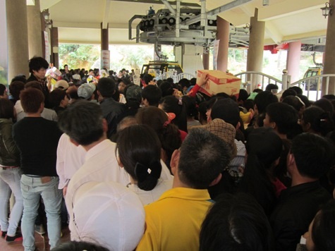 Xếp hàng để lên cáp treo