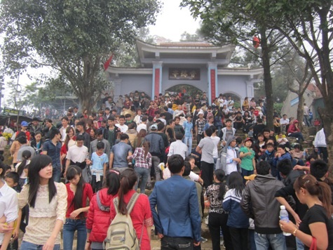 Rất đông du khách thập phương về dự lễ hội Chùa Hương Tích