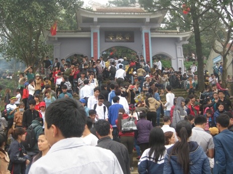 Rất đông du khách thập phương về dự lễ hội Chùa Hương Tích