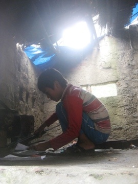 Người đàn ông đi biển bằng... một chân - 1 Mới 10 tuôỉ nhưng Gôn đã biết tự làm việc nhà