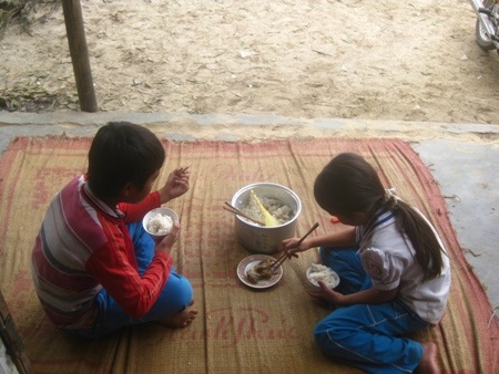 Người đàn ông đi biển bằng... một chân - 2 Bữa ăn hàng ngày của anh em Gôn
