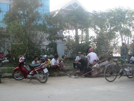 Đào "cười" trong nắng nóng, làm khổ người buôn hoa - 3 Cánh buôn đào ngán ngẩm lo lỗ vốn