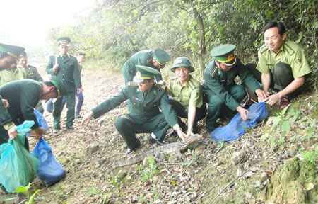 Lực lượng Biên phòng và Kiểm lâm Hà Tĩnh phối hợp thả toàn bộ số động vật về Khu BTTNn Kẻ Gỗ