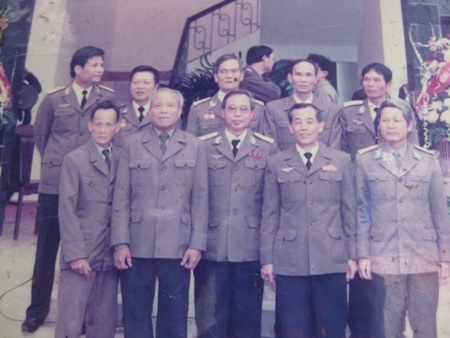 Đại tá Trần Văn Bích chụp ảnh với đồng đội cũ trong một dịp gặp mặt