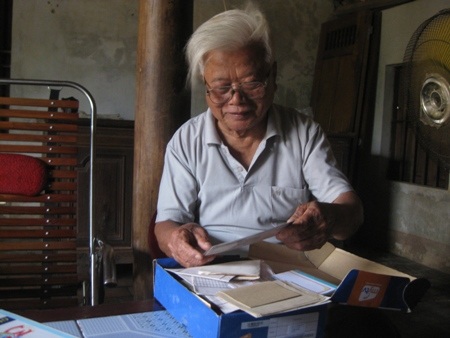 Thượng tá Nguyễn Đăng Thường bên những kỷ vật cũ