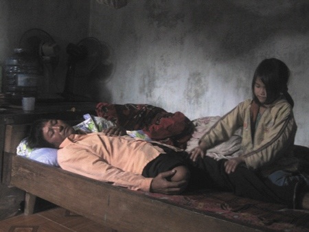 Người đàn ông đi biển bằng... một chân - 3 Hàng ngày 2 anh em thay nhau chăm sóc khi bố đau