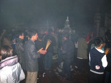 Đi lễ đầu năm. (Ảnh: Phượng Vũ - Văn Dũng)