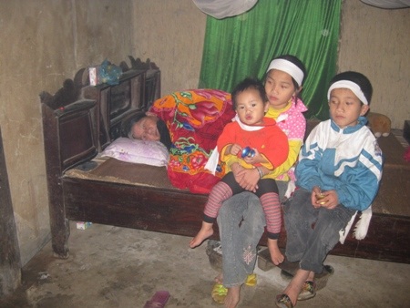 Bố mẹ chết đuối, bé 9 tuổi một tay chăm hai em thơ dại - 1 Đôi vợ chồng ra đi để lại 1 mẹ già và 3 đứa con thơ