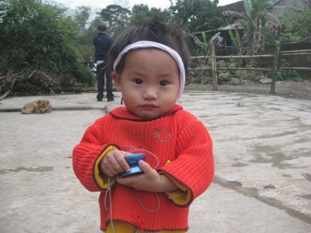 Bố mẹ chết đuối, bé 9 tuổi một tay chăm hai em thơ dại - 2 Cô con gái út Nguyễn Hương Dịu mới hơn 20 tháng tuổi chỉ vừa mới cai sữa