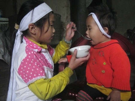 Bố mẹ chết đuối, bé 9 tuổi một tay chăm hai em thơ dại - 3 Từ ngày không có mẹ, chỉ có chị Trà dỗ dành bé Dịu mới chỉ chịu ăn