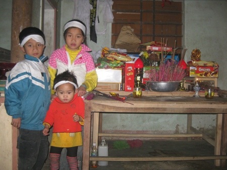 Bố mẹ chết đuối, bé 9 tuổi một tay chăm hai em thơ dại - 4 Ba chị em Trà, Đăng, Dịu bên bàn thờ bố mẹ