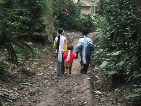 Bố mẹ chết đuối, bé 9 tuổi một tay chăm hai em thơ dại - 5 Rồi đây các em sẽ sống thế nào khi thiếu bàn tay của cả cha và mẹ