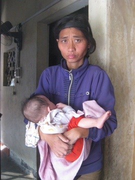 Thỉnh thoảng cô ruột bế bé Nhung lúc bà nội nhức mỏi