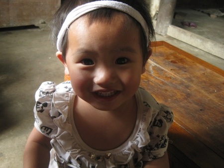 Dịu cười hồn nhiên khi được chị Trà khen ngoan