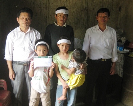 Dịu cười hồn nhiên khi được chị Trà khen ngoan