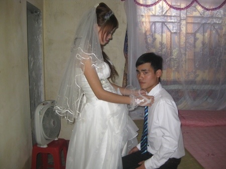 Đám cưới cảm động của đôi bạn trẻ khuyết tật - 3 Ngọc Ánh cẩn thẩn sửa lại cổ áo cho Bình trước giờ cử hành hôn lễ