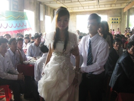 Đám cưới cảm động của đôi bạn trẻ khuyết tật - 1 Rất đông bạn bè và người thân đến chúc phúc cho đôi trẻ