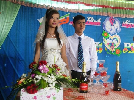 Đám cưới cảm động của đôi bạn trẻ khuyết tật - 2 Đôi bạn trẻ Bình và Ngọc Ánh