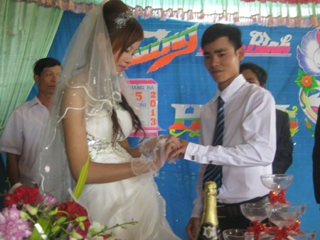 Đám cưới cảm động của đôi bạn trẻ khuyết tật - 5 Trao nhẫn cho nhau