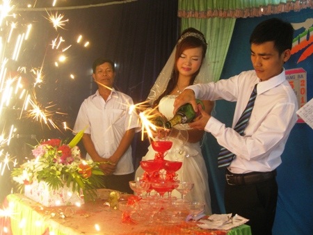 Đám cưới cảm động của đôi bạn trẻ khuyết tật - 6 Đoi bạn trẻ cùng uống rượu hồng giao bôi