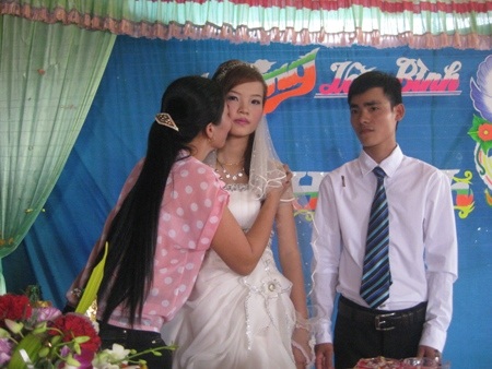 Đám cưới cảm động của đôi bạn trẻ khuyết tật - 8 Mẹ cô dâu xúc động trong ngày vui của con