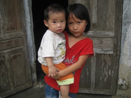 Cha bỏ mạng nơi xứ người, 2 con thơ bơ vơ đói rách - 1 2 chị em Yến Nhi và Văn Anh