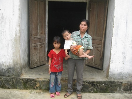 Cha bỏ mạng nơi xứ người, 2 con thơ bơ vơ đói rách - 5 Cuộc sống 3 mẹ con đang hết sức khó khăn