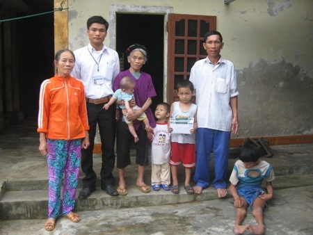 Ngày ngày, bà nội 85 tuổi và bác ruột thay nhau chăm sóc các cháu