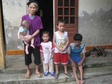 Ngày ngày, bà nội 85 tuổi và bác ruột thay nhau chăm sóc các cháu