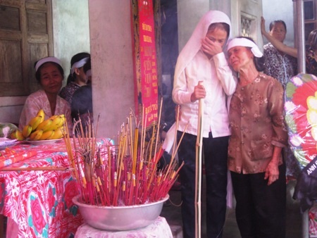 Bố quyên sinh, bé Thảo Vân lại chồng chất gánh nặng gia đình - 4 Em Thảo Vân lặng người bên bàn thờ của cha