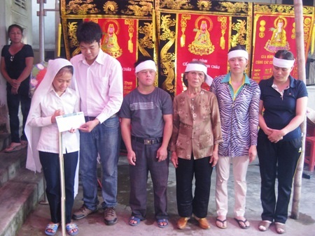 Bố quyên sinh, bé Thảo Vân lại chồng chất gánh nặng gia đình - 6 ... trao số tiền 10 triệu đồng từ Quỹ Nhân ái đến gia đình anh Nguyễn Trí Tuấn