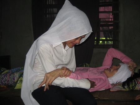 Bố quyên sinh, bé Thảo Vân lại chồng chất gánh nặng gia đình - 2 Chị Thương như người mất hồn trước cú sốc quá lớn