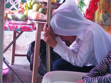 Bố quyên sinh, bé Thảo Vân lại chồng chất gánh nặng gia đình - 3 Em Thảo Vân lặng người bên bàn thờ của cha