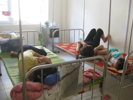 Nhiều giường bệnh được kê thêm ở lối hành lang