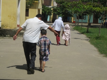 Nhiều phụ huynh tranh thủ đón con về nghĩ giữa trưa thay vì ở lại học bán trú