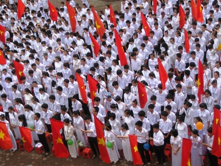 Nước mắt vỡ òa ngày chia tay tuổi học trò - 5 Mặc dù trời mưa nhưng hơn 1800 học sinh của trường vẫn có mặt đầy đủ để dự lễ bế giảng