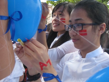 Nước mắt vỡ òa ngày chia tay tuổi học trò - 12 Gửi gắm ước mơ bay lên cũng những quả bóng bay
