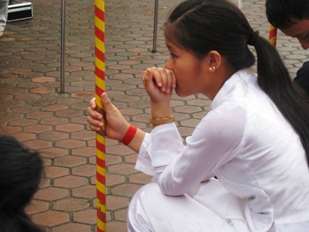 Nước mắt vỡ òa ngày chia tay tuổi học trò - 4 Phút suy tư trong buổi lễ bế giảng. (Ảnh: Xuân Sinh)