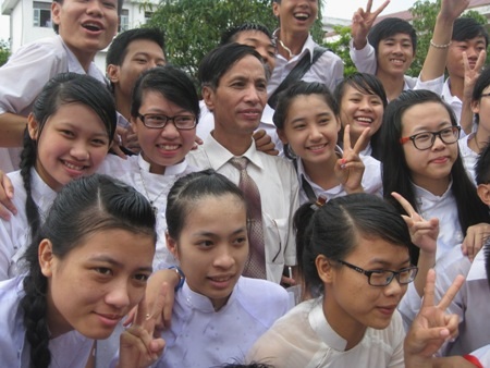 Nước mắt vỡ òa ngày chia tay tuổi học trò - 17 Phút suy tư trong buổi lễ bế giảng. (Ảnh: Xuân Sinh)