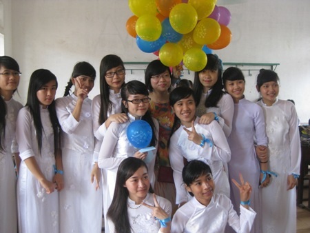 Nước mắt vỡ òa ngày chia tay tuổi học trò - 16 Học sinh Trường THPT Phan Đình Phùng (TP Hà Tĩnh) chụp ảnh lưu niệm cùng thầy cô. (Ảnh: Xuân Sinh)